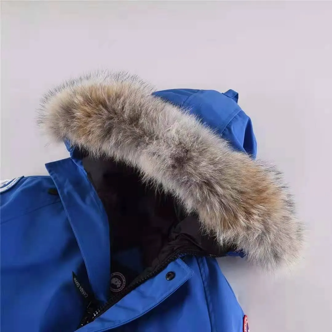 P780 with dust bag) Canada Goose Canada Goose #Chilliwack 7999M bomber jacket short down jacket ➖ Genuine synchronous anti-counterfeiting chip sensor! ➖ Imported 21-count polyester-cotton blended original fabric [last year’s 16-count/18-count hard fabrics have been completely eliminated, this year all use 21-count genuine synchronous fabrics, the soft mid-strap feels delicate and textured], genuine synchronous Feather-Light 10D waterproof coating fabric, made of 84.5 polyester fiber and 15.5 cotton, 100% the best feel in the entire network! ➖ The genuine official website is synchronized with the national standard 80 white duck down, you can check the official website customer service, there will never be a series of misleading claims such as 90 down or goose down! ➖ Using the best nylon lining with double double-layer sealing design, velvet-proof No. 7 needle + grid-filled down ready-made garments, there is 100% no so-called velvet running! ➖ The cuffs are designed with thickened seamless threads, and the collar and pockets are lined with top-quality polar fleece to keep you warm and comfortable! ➖ Yoshida YKK provides original custom-made electroplated sliders. YKK two-way lockable zippers are tight and smooth and will not peel off paint! ➖ 3M composite guarantees that the Velcro is the same as the original, durable, and all accessories and hardware are custom-made! ➖ Imported BEHRINGER embroidery machine to customize the 10,000-needle embroidery logo, 98% of which can be reproduced to restore the original logo. You can check and compare on the official website! 01 models for men and women SIZE: XS S M L XL XXL